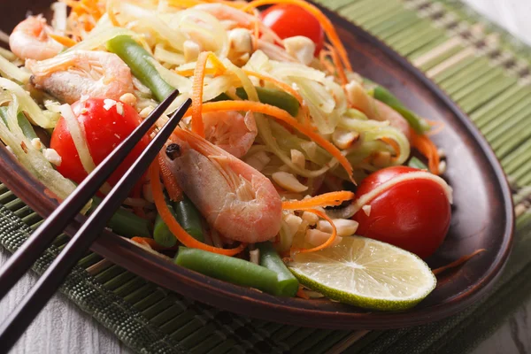 Papaya salad som tam with shrimp on a plate. macro, horizontal — Stock Photo, Image