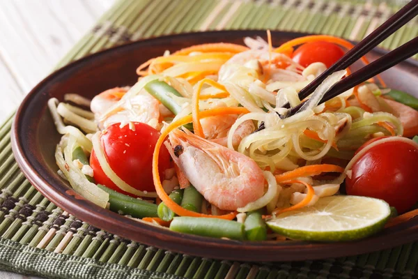 Thai green papaya salad som tam closeup. Horizontal — Stock Photo, Image