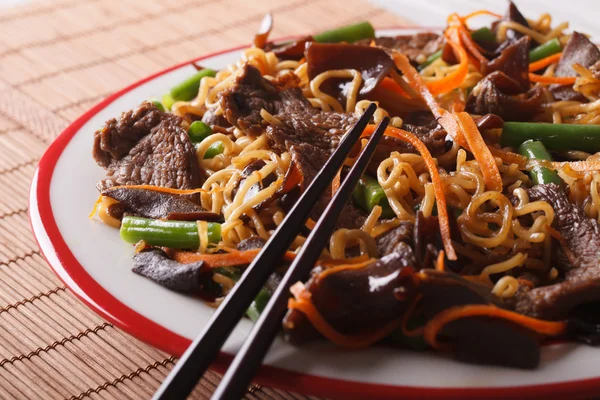 Lo meine chinesischen Nudeln mit Rindfleisch und Muer in Großaufnahme. horizontal — Stockfoto