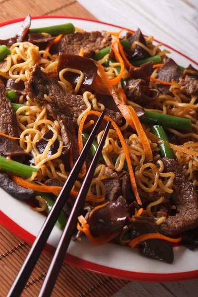 Chinesisch lo mein mit Rindfleisch, Muer und Gemüse aus nächster Nähe. Vertikale — Stockfoto