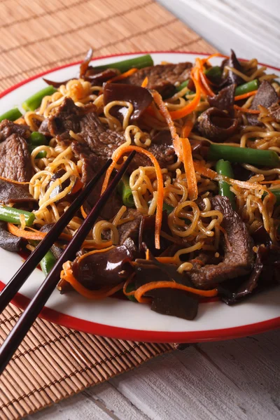 Lo meine chinesischen Nudeln mit Rindfleisch und Muer Makro. vertikal — Stockfoto