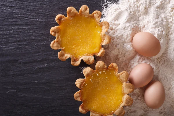 Klassieke ei Tart en ingrediënten. horizontale bovenaanzicht — Stockfoto