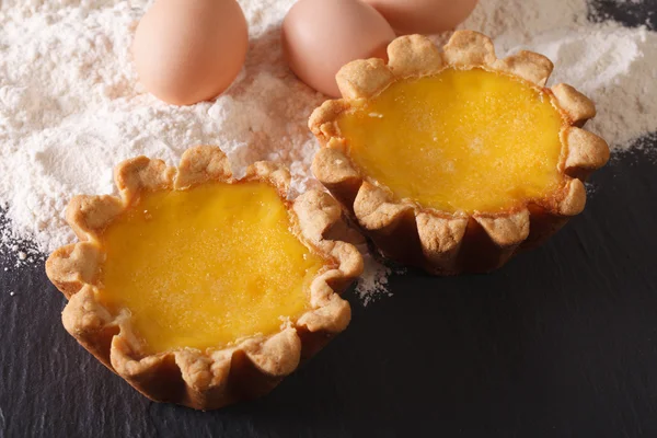 Krásná vejce koláč a ingredience na stole. horizontální — Stock fotografie