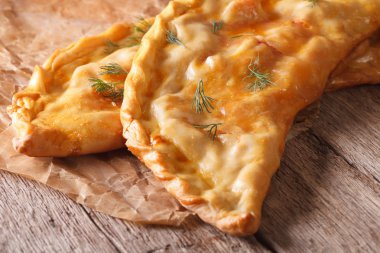 Ev yapımı pizza calzone makro masada bir kağıt üzerinde. Yatay