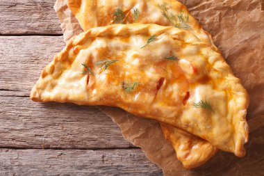 Ev yapımı calzone yakın çekim bir kağıt üzerinde. Yatay Üstten Görünüm