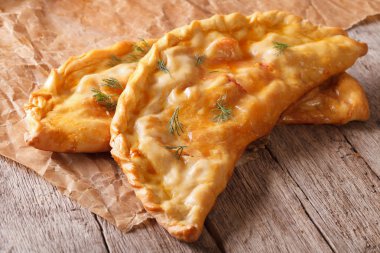 Pizza calzone tablo yakın çekim. Yatay