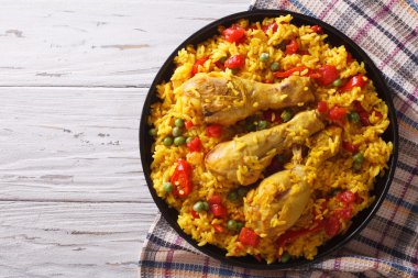 İspanyol paella tavuk ve sebze ile. Yatay Üstten Görünüm
