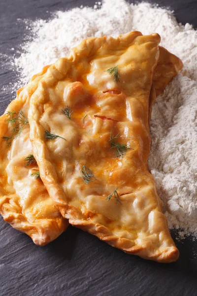 Pizza italiana calzone y harina blanca de cerca. vertical superior vie —  Fotos de Stock
