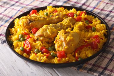 İspanyol paella tabakta tavuk closeup ile. Yatay