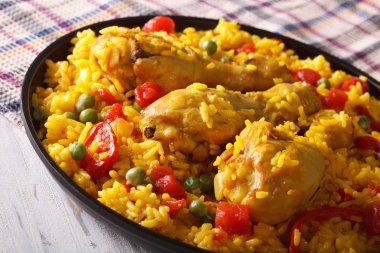 Paella tavuk sopaları ve sebze yakın çekim ile. Horizont