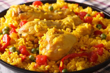 Paella tavuk bacakları ve sebze yakın çekim ile. Yatay