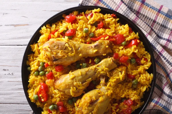 Paella com frango e legumes closeup. vista horizontal superior — Fotografia de Stock