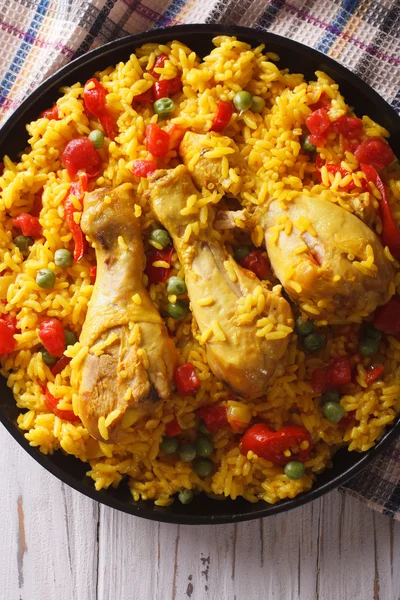 Spaanse paella met kip en groenten close-up. verticale terug naar boven — Stockfoto