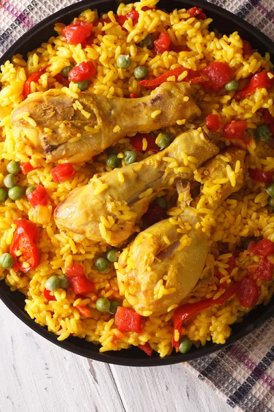 Paella con pollo y verduras de cerca. vista superior vertical — Foto de Stock