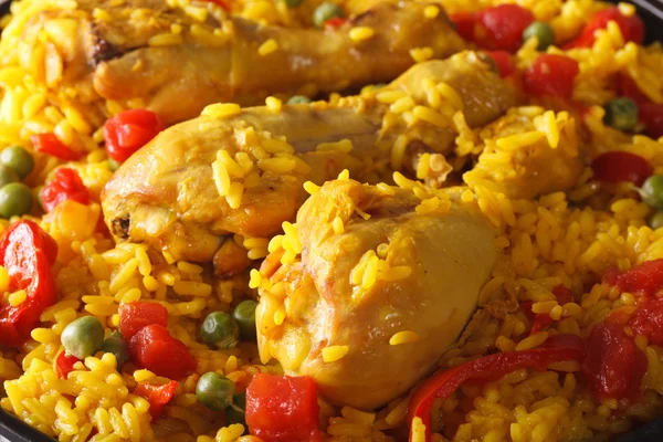 Hete paella met kip en groenten close-up. horizontale — Stockfoto