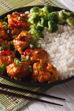 General Tso'nın tavuk pirinç, soğan ve brokoli closeup ile. ve