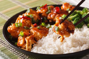General Tso'nın tavuk yemek için pirinç. Yatay yakın çekim