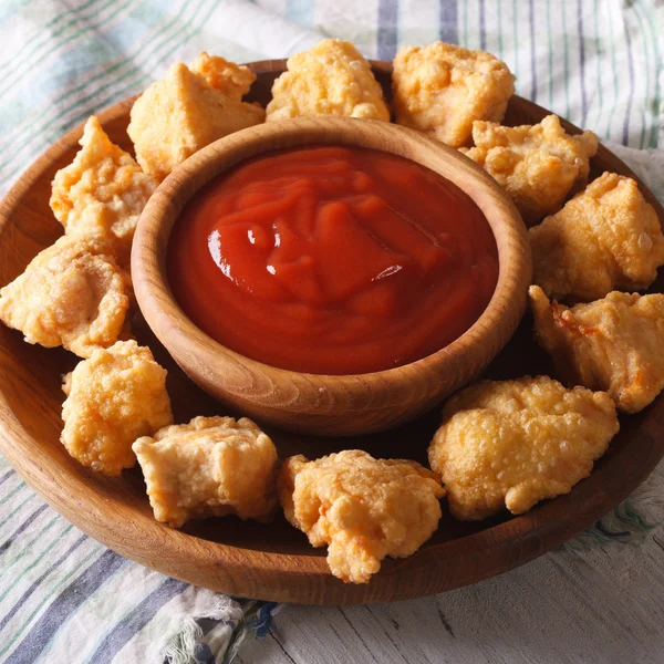 Rustykalne chrupiące popcorn kurczaka z sosem z bliska na talerzu — Zdjęcie stockowe