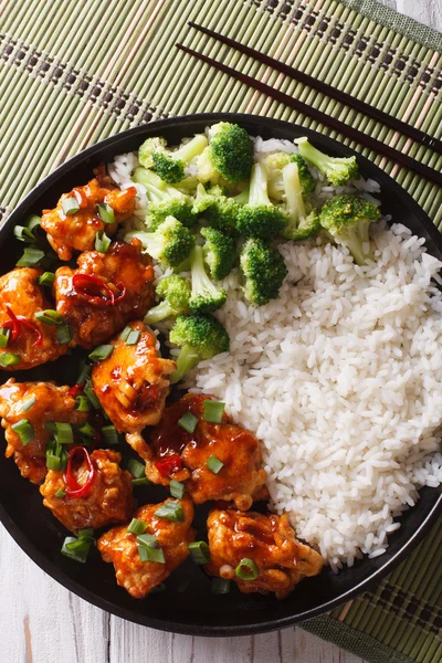 Tso's chicken with rice, onions and broccoli closeup. vertical t — Stock Photo, Image