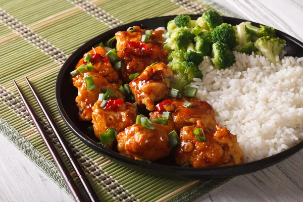 Comida Gourmet: frango Tso com arroz, cebola e brócolis perto - — Fotografia de Stock