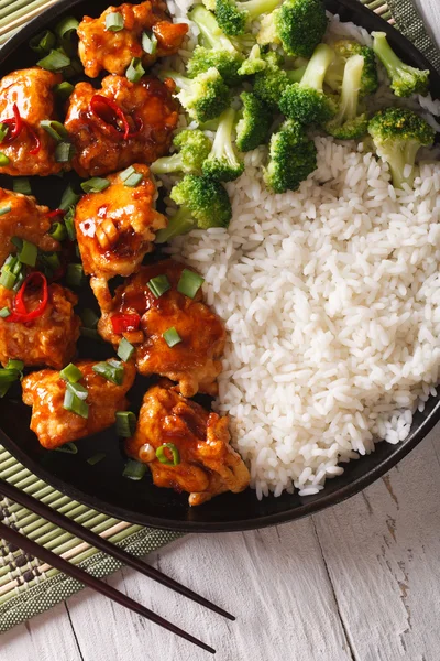 Chicken tso in sauce with rice and broccoli closeup. vertical to — Stock Photo, Image