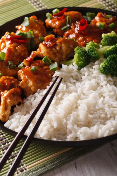 Cozinha asiática: frango em molho com arroz e brócolis close-up . — Fotografia de Stock