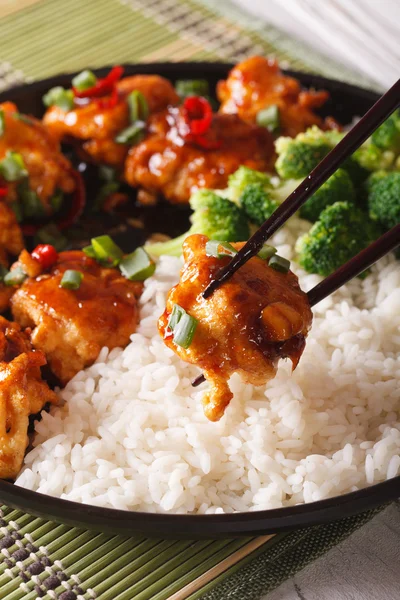 Frango General Tso com arroz para o jantar. vertical, macro — Fotografia de Stock