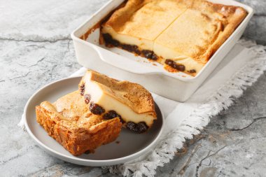 Far Breton, Brittany 'den çok sevilen bir pudingdir. Masanın üzerindeki tabağın üzerinde duran zengin bir muhallebiye sarılmış erikli eriklerden yapılmıştır. Yatay