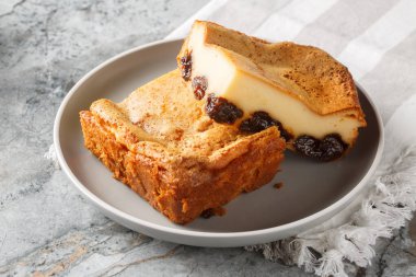 Far Breton, İngiltere 'nin Brittany bölgesinin en temsili tatlısıdır ve aynı zamanda masanın üzerindeki tabağın üzerine yakın çekim yapan farz dörtlüsü olarak da bilinir. Yatay