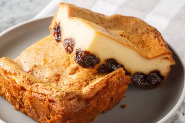 Brittany bölgesinden klasik Fransız pudingi masanın üzerindeki tabağa yakın yumurta muhallebisine yerleştirilmiş kuru erikle yapılır. Yatay