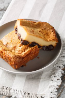 Fransız usulü kuru erikli ve masada romlu puding. Dikey