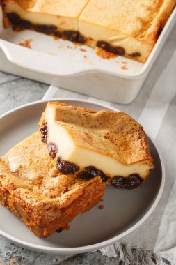 Far Bretonis geleneksel bir pasta ya da tatlı flan tarzı yumurta ve masada erik kapaklı sütlü muhallebi. Dikey