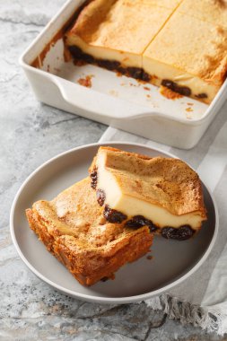 Far Breton, masanın üzerinde kurumuş meyve ve rom kapaklı zengin, yoğun bir krema olan klasik bir Fransız tatlısıdır. Dikey