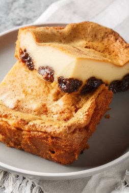 Far Breton lezzetli bir Fransız tatlısıdır ve kalın, şeffaf bir dokuya sahiptir. Kurutulmuş kuru erik tadı ve masanın üzerindeki romlu yakın çekim ile geliştirilmiştir. Dikey