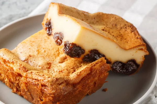 Brittany bölgesinden klasik Fransız pudingi masanın üzerindeki tabağa yakın yumurta muhallebisine yerleştirilmiş kuru erikle yapılır. Yatay