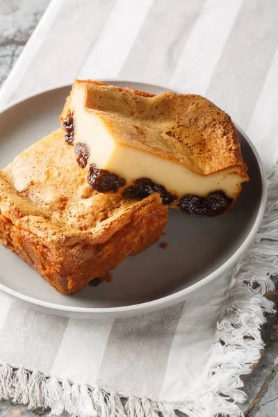 Fransız usulü kuru erikli ve masada romlu puding. Dikey