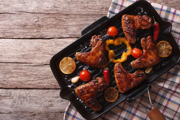 Ailes de poulet barbecue avec légumes dans une poêle grillade. Dessus horizontal — Photo