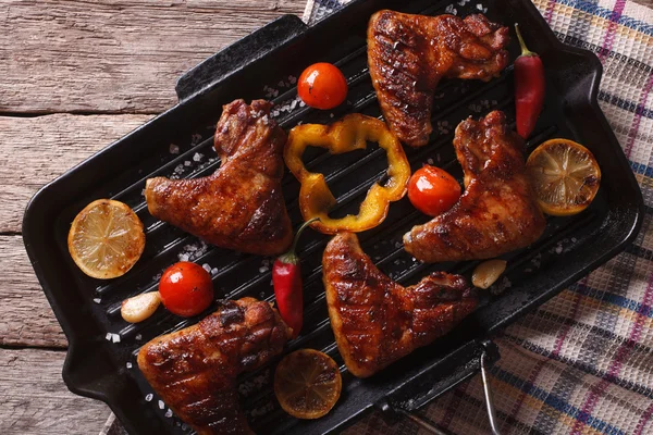 Sayap ayam BBQ dengan sayuran dalam pan close-up. horisontal — Stok Foto