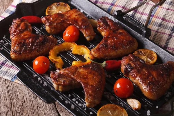 Egy serpenyőben zöldségekkel BBQ csirkeszárny grill közelről — Stock Fotó