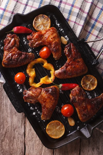 BBQ chicken wings with vegetables in a pan grill close-up. verti — Stock Photo, Image