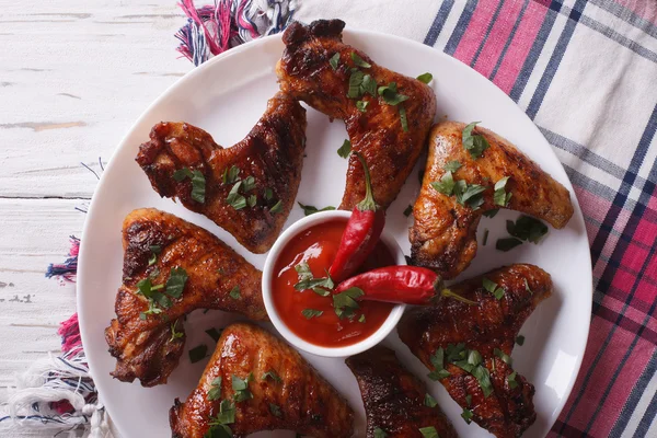 Gegrilde Kippenvleugels met saus Chili close-up. horizontale terug naar boven — Stockfoto