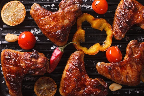 Chicken wings with vegetables in a grill macro. horizontal top v — Stock Photo, Image