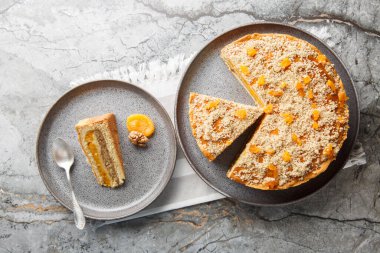 Kurutulmuş meyve ve fındıklı kek, masadaki bir tabağa yakın çekim. Yukarıdan yatay üst görünüm