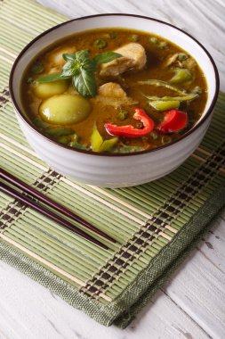 Tayland Mutfağı: yeşil köri tavuk masanın üzerinde. Dikey