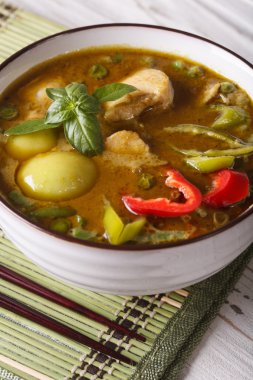 Tay gıda: yeşil köri tavuk yakın çekim. Dikey