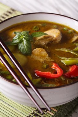 Çorba yeşil köri tavuk makro masa ve yemek çubukları. Vert