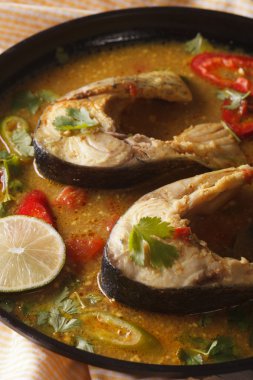 Bir tabakta sebze yakın çekim ile lezzetli balık köri. dikey