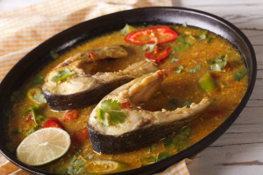 Bir tabakta sebze yakın çekim ile baharatlı balık köri. Yatay