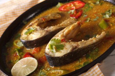 Bir tabakta sebze yakın çekim ile balık köri. Yatay