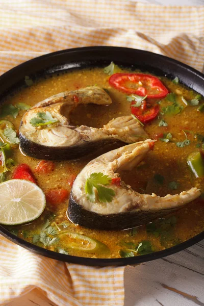 Indisches Fischcurry mit Gemüse in Nahaufnahme. vertikal — Stockfoto